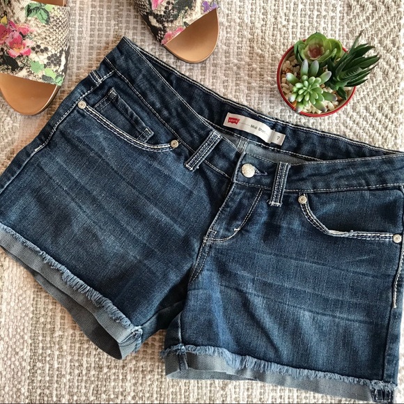 Levi's Pants - 🍑Levi's Midi Short